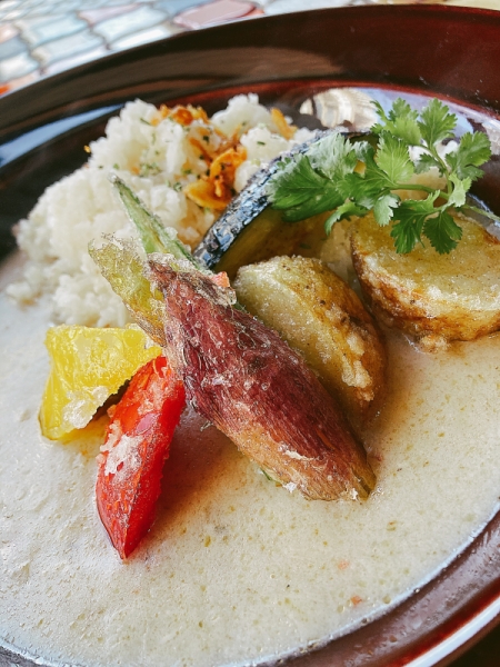 ホワイトココナッツカレー 揚げ野菜添え
