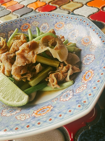 薄切り豚肉とセリのベトナム風肉野菜炒め