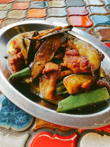 鶏モモ肉と夏野菜のカレーオイル炒め