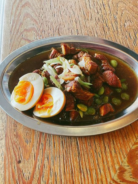 豚バラ肉と牛ホルモンの台湾風ぶっかけご飯