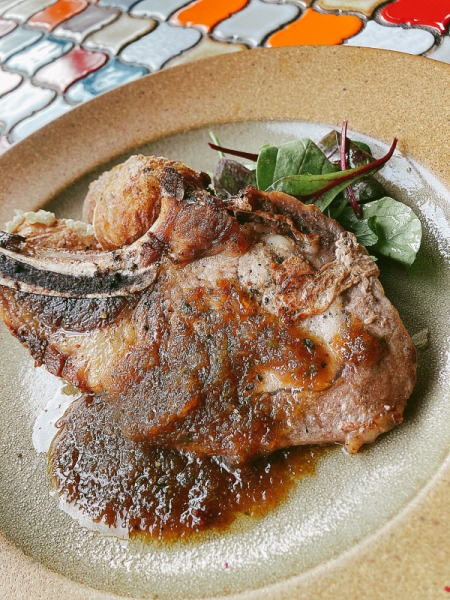 骨付きイベリコ豚のステーキ　オニオンハーブソース